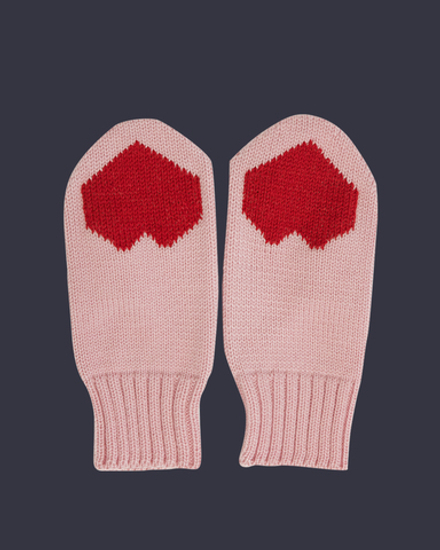 Розовые варежки с сердечками