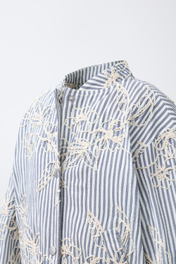 ZARA БОМБЕР В ВЫШИТУЮ ПОЛОСКУ, СИНИЙ/БЕЛЫЙ