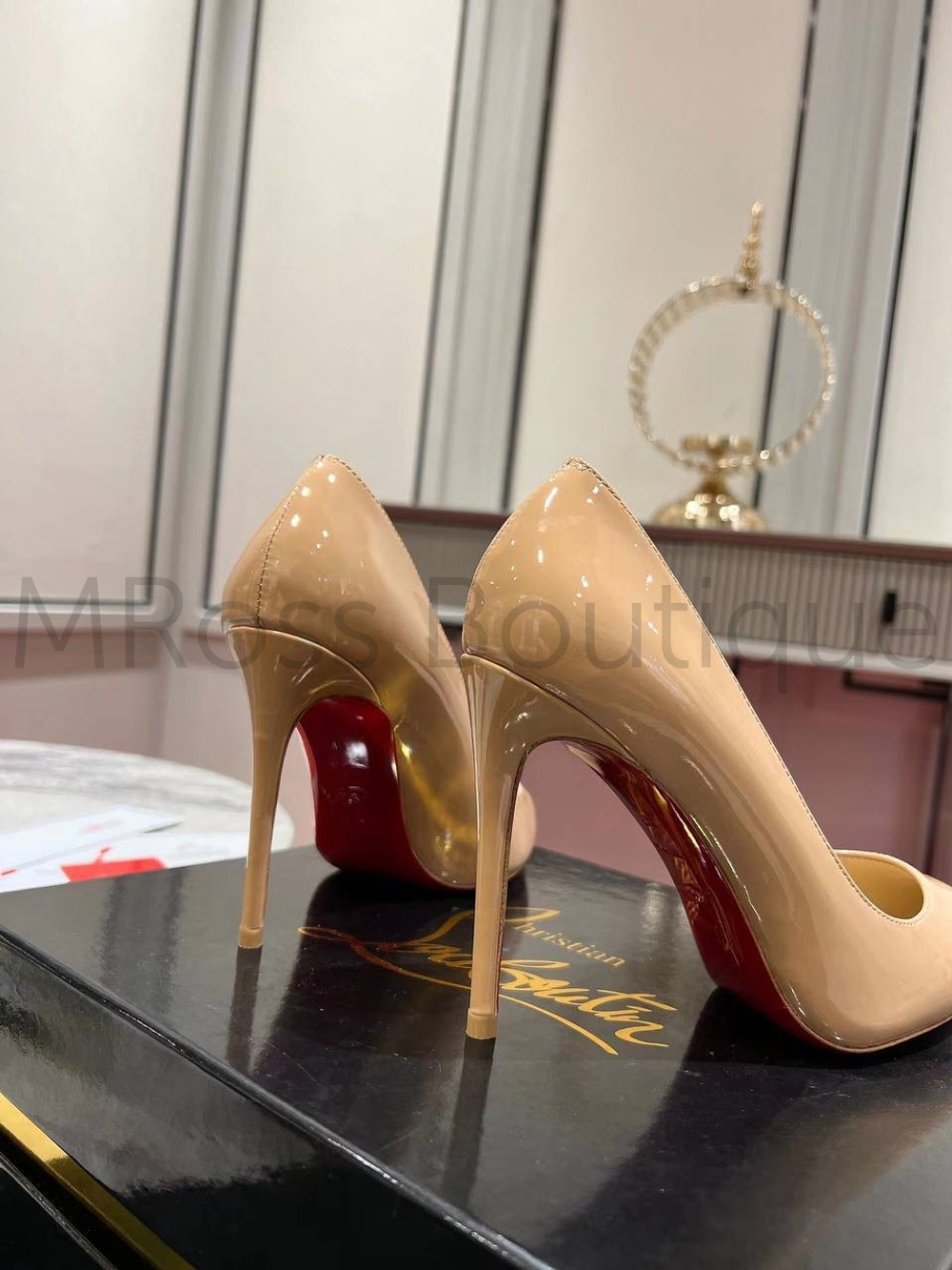 Бежевые туфли лодочки Christian Louboutin Kate