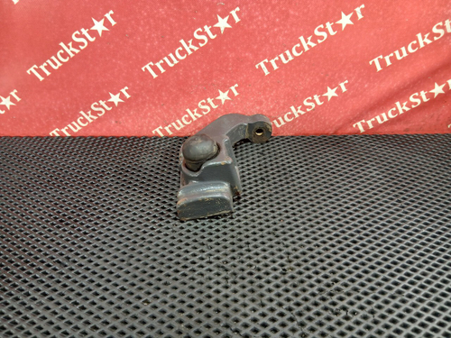 Кронштейн переднего амортизатора