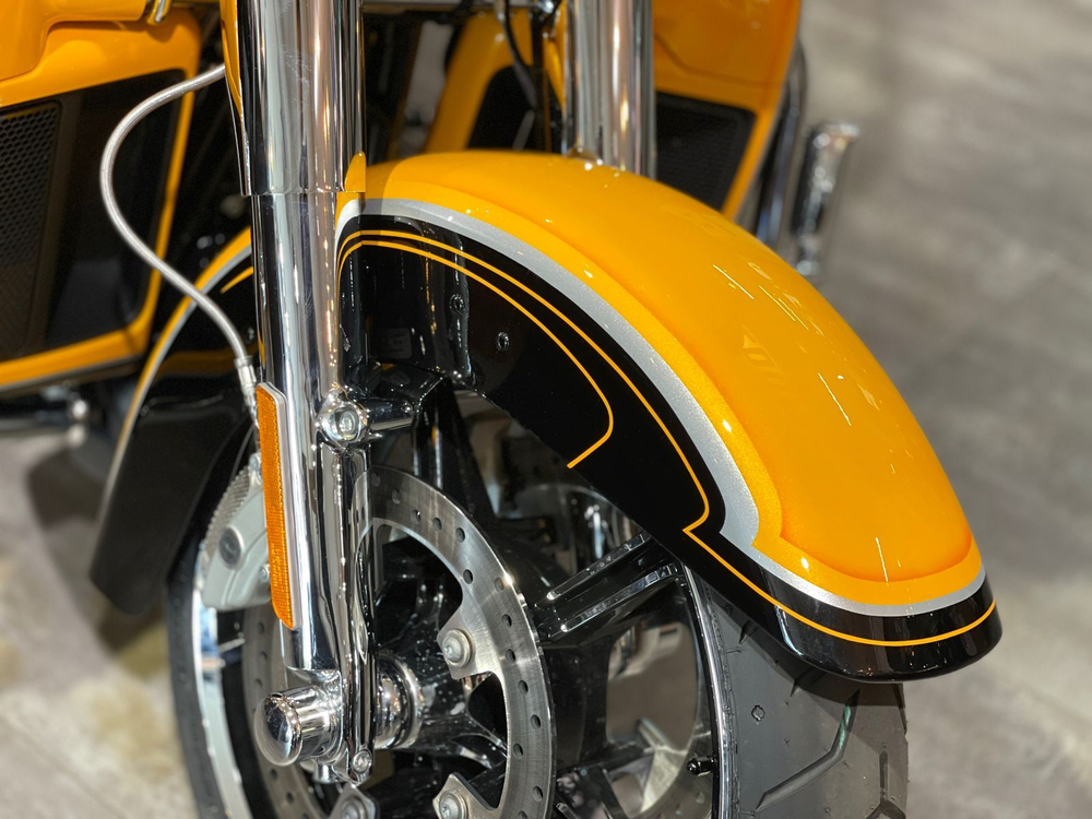 Harley-Davidson CVO Road Glide Limited (Hightail Yellow Pearl)