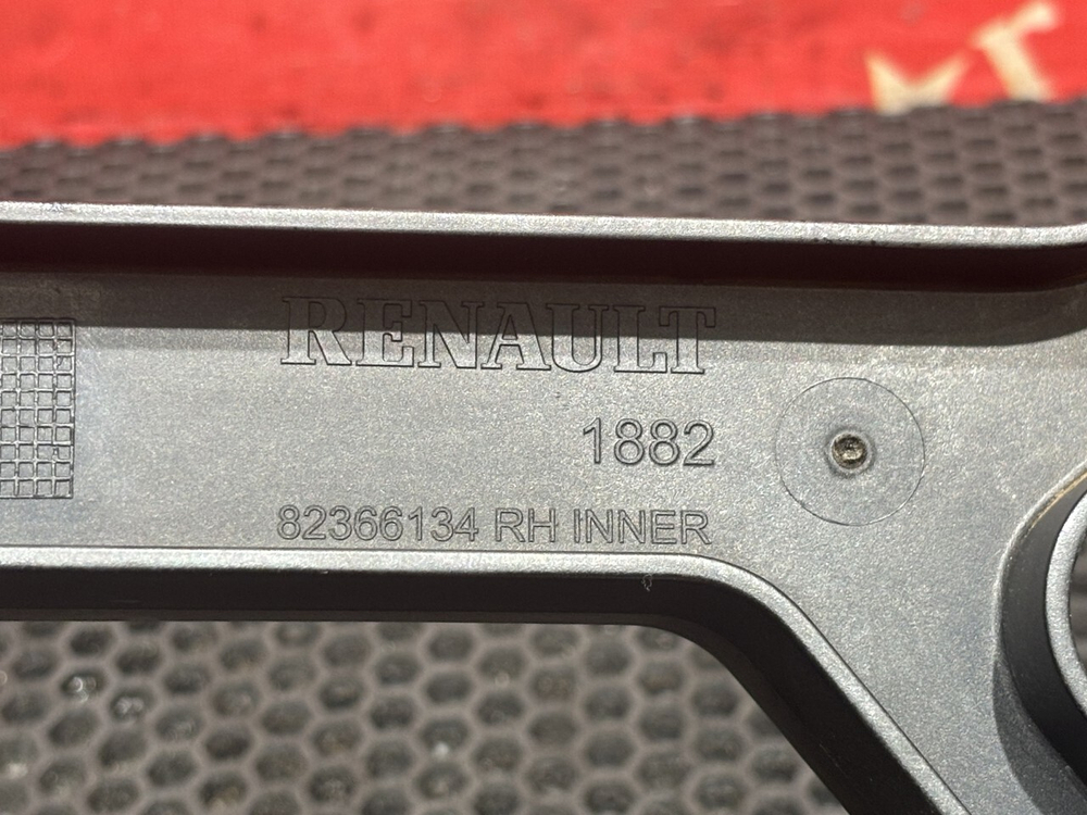 Кронштейн солнцезащитного козырька правый