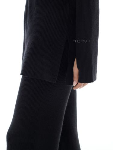 Черный трикотажный костюм в рубчик