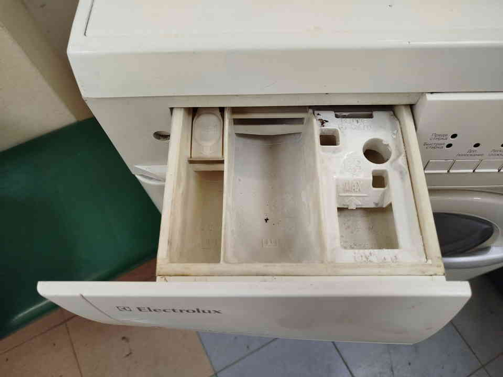 Стиральная машина Electrolux EWF1090 б/у фронтальная 5 кг до 1000 об/мин