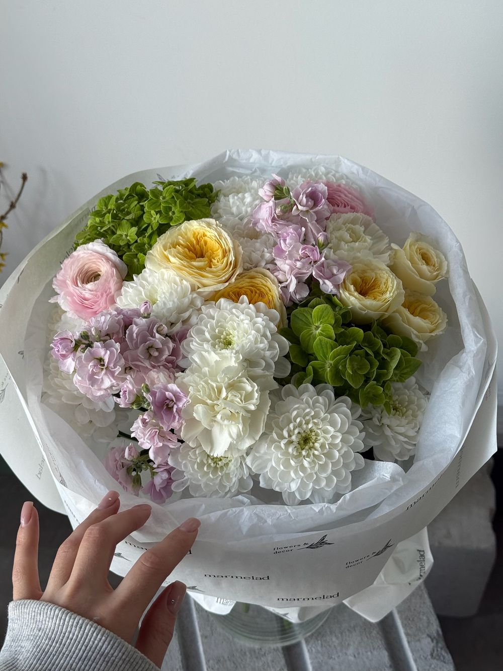 Букет из маттиолы, гортензии, диантусов, ранункулюсов и кустовых пионовидных роз