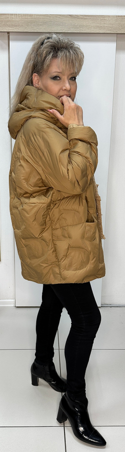 Красивый куртка-пуховик в цвете капучино