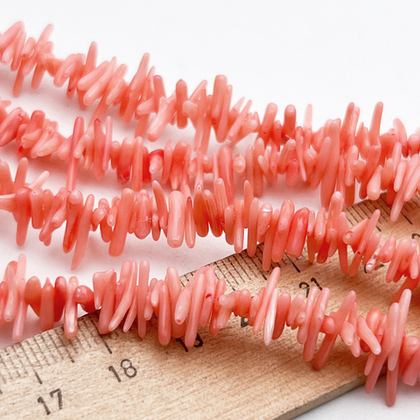 Коралл тонированный палочки бусины, размер около 7-12*1-2 мм, цена за отрезок 19 см (1/2 нити)