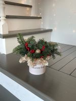 Новогодняя композиция с илексом в коробочке