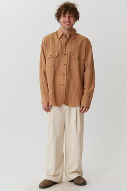 Объемная мужская рубашка из льна карамельного цвета