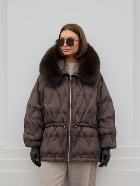 Тонкий шоколадный пуховик с кулиской и меховым капюшоном