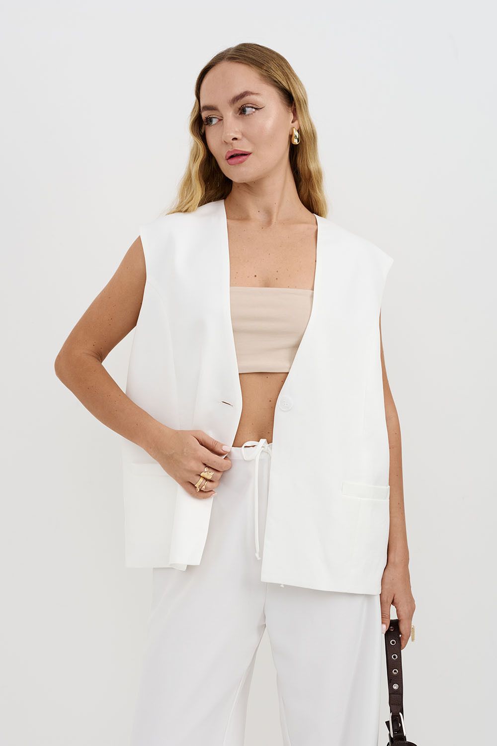 Жилетка свободная белого цвета