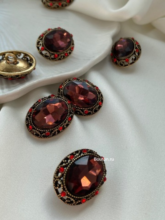 Пуговицы с красным камнем и стразами в ажурном обрамлении
