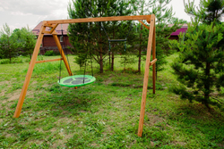 Деревянные качели с трапецией и качелями гнездо Свиби