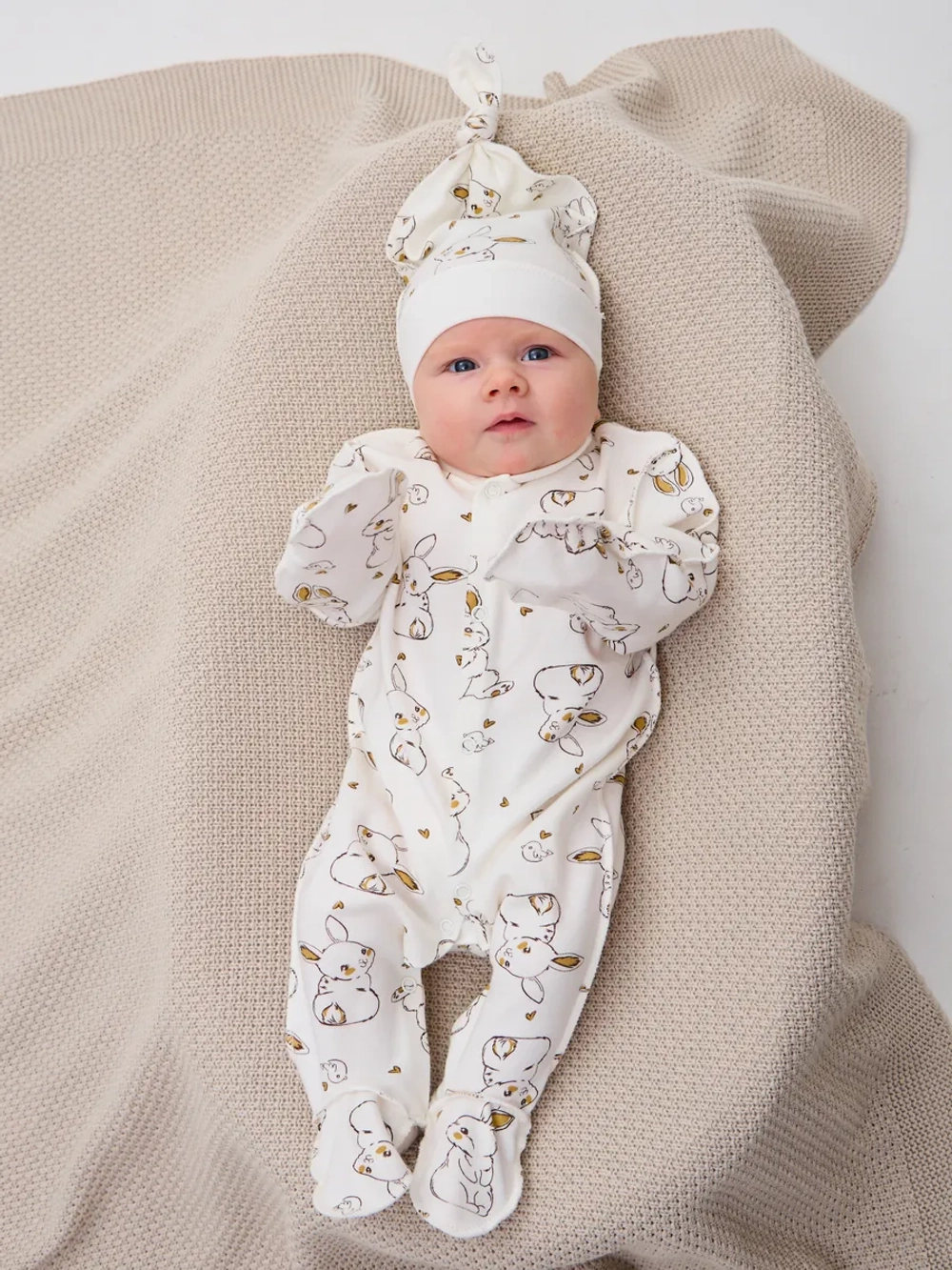 Конверт на выписку весна c костюмом