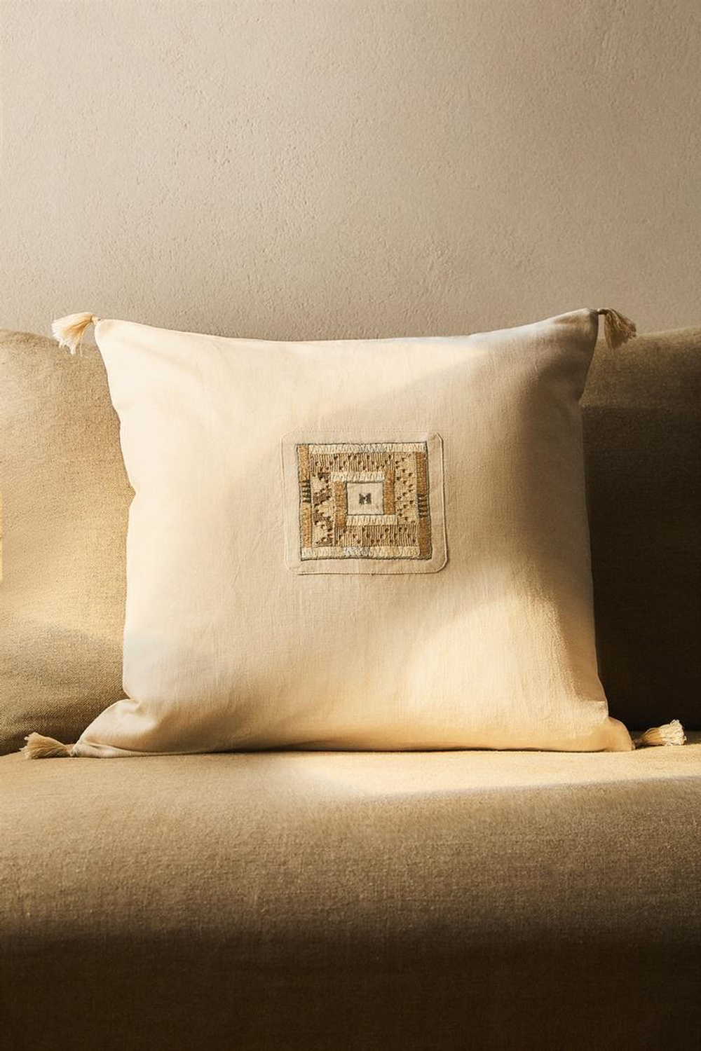 ZARA HOME ЧЕХОЛ ДЛЯ ДЕКОРАТИВНОЙ ПОДУШКИ С ВЫШИВКОЙ И КИСТОЧКАМИ, СВЕТЛО-БЕЖЕВЫЙ