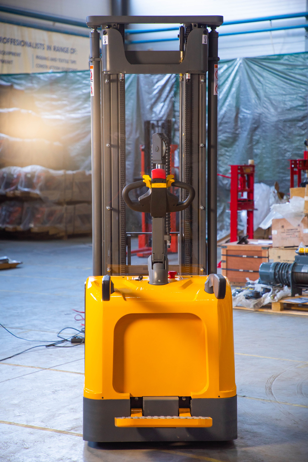 Штабелер самоходный 1,5 т 5,6 м XILIN CDDK15-III 24/200 В/Ач (с платформой)