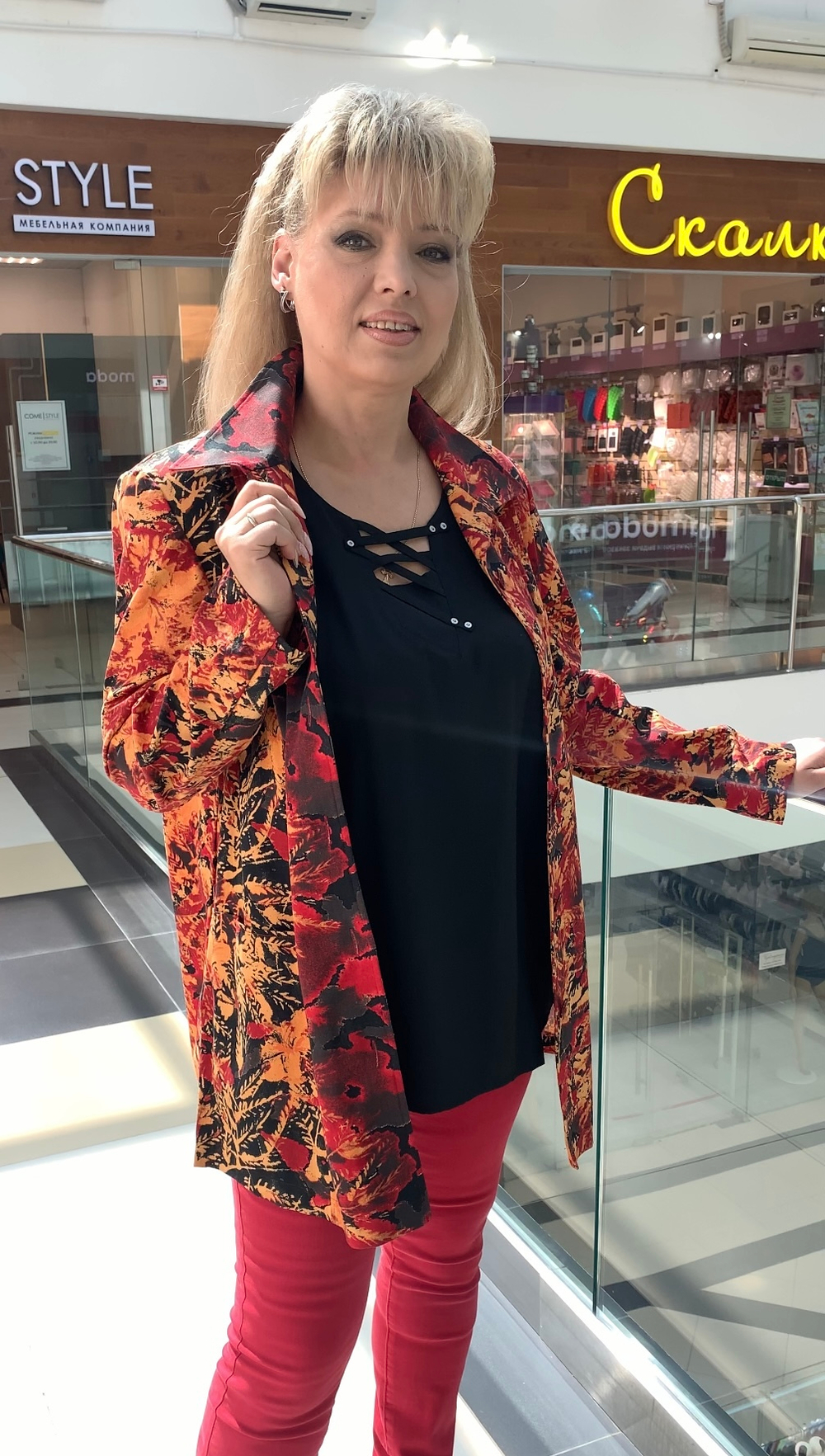 Цветной жакет-пиджак с красно-желтым принтом