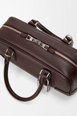 Loewe Укороченная сумка Amazona 23 из блестящей телячьей кожи, темно-каштановый