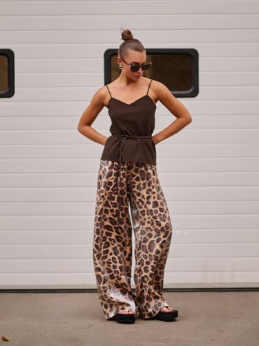 Широкие коричневые брюки с леопардовым принтом