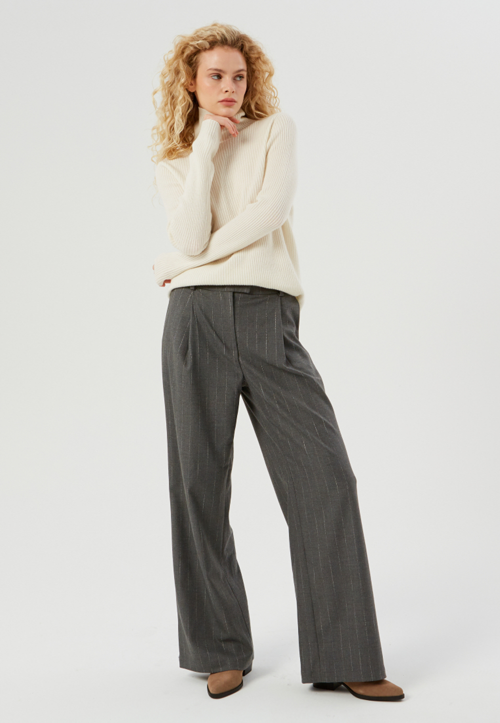 Брюки свободного кроя серые