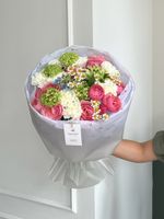 Букет сборный из калл, дельфиниума и садовых цветов