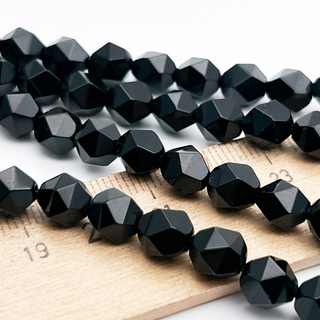 Халцедон тонированный бусины, крупная огранка, цвет черный, размер около 7,5 мм, цена за 12 бусин (1/4 нити)