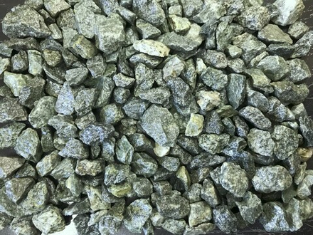 Диоритовая кубовидная крошка изумрудная эффект "Мокрый камень" 4-8, 8-16, 16-22 мм (На фото 8-16 мм)