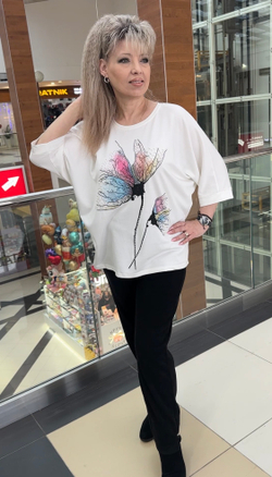 Белый блузон с цветным и стразовым принтом