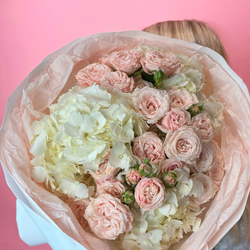 Нежный букет из кустовых роз и гортензии