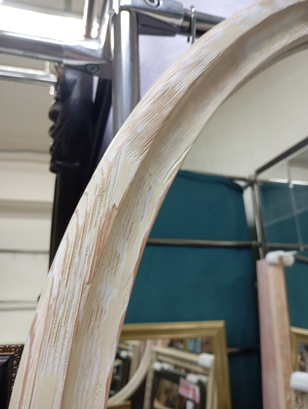 Зеркало круглое в деревянной раме