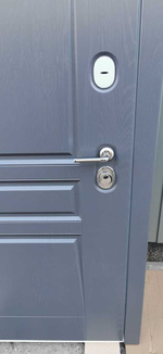 Дверь входная Лабиринт Платинум 01 - Беленый дуб, стекло черное металлическая