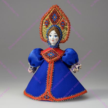 Малая подвесная кукла в кокошнике с ромбами