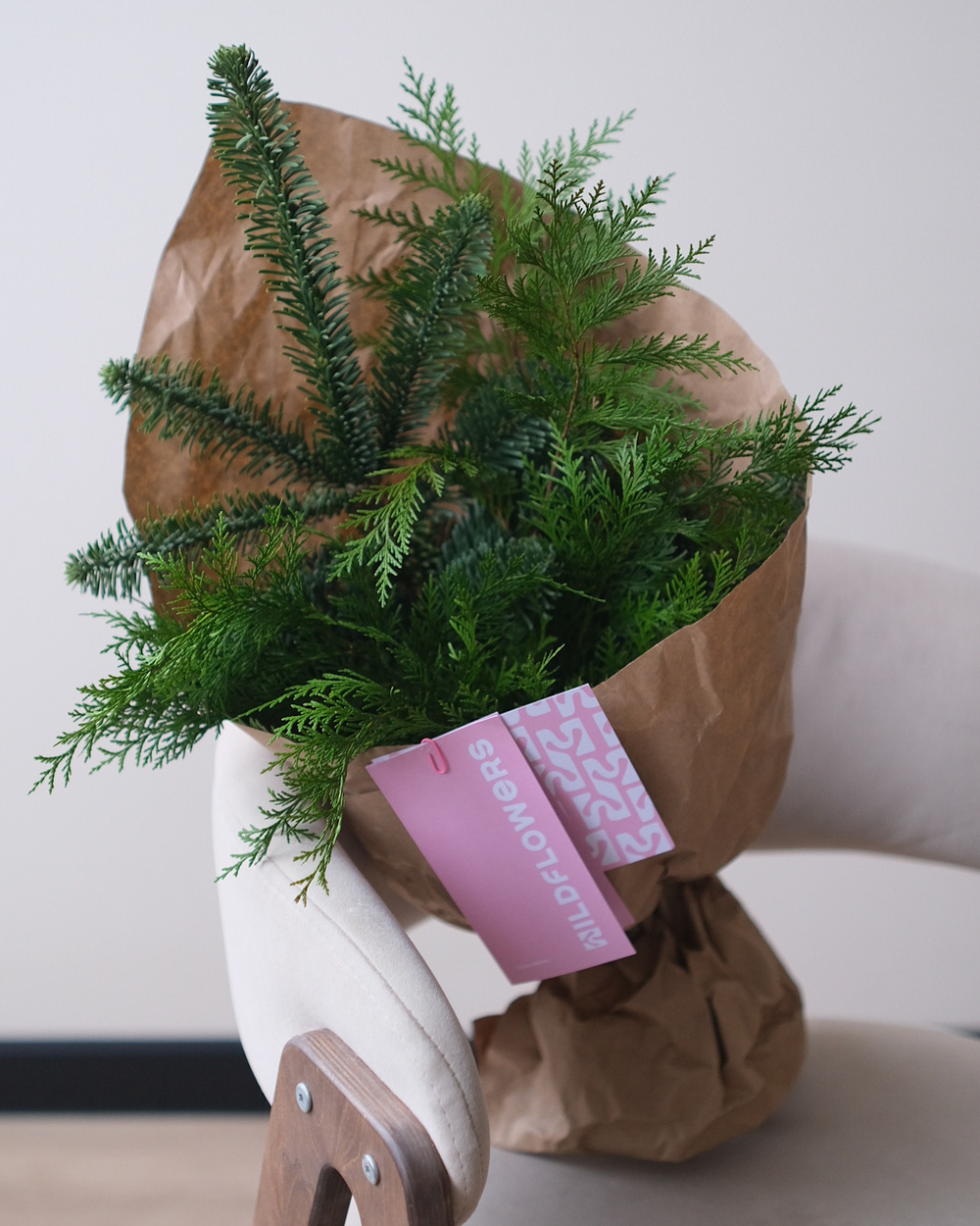 Зимняя хвойная охапка с нобилисом и туей