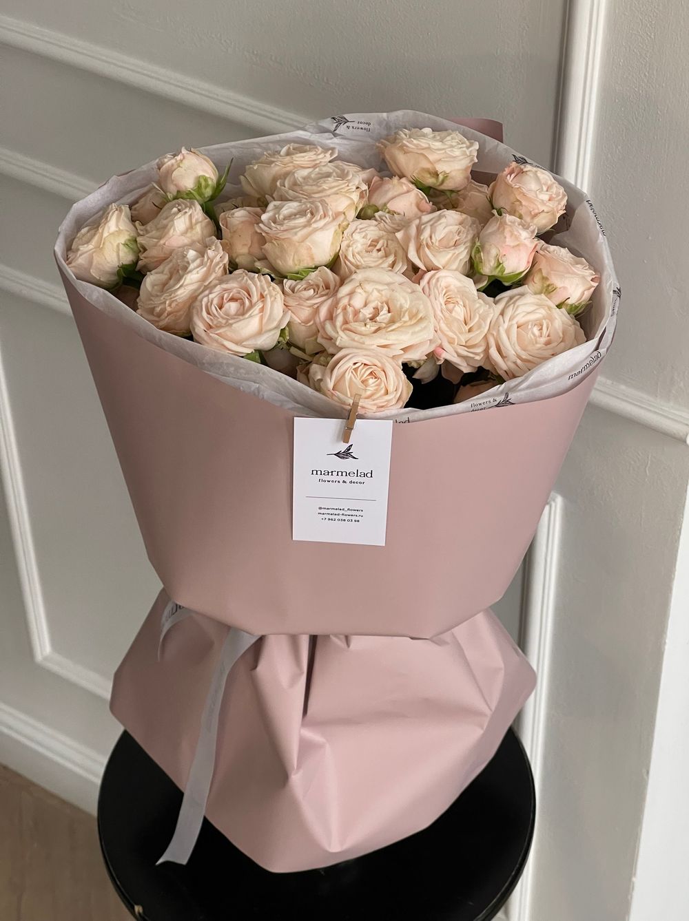 Авторский букет из кустовой пионовидной розы с крупным бутоном в оформлении