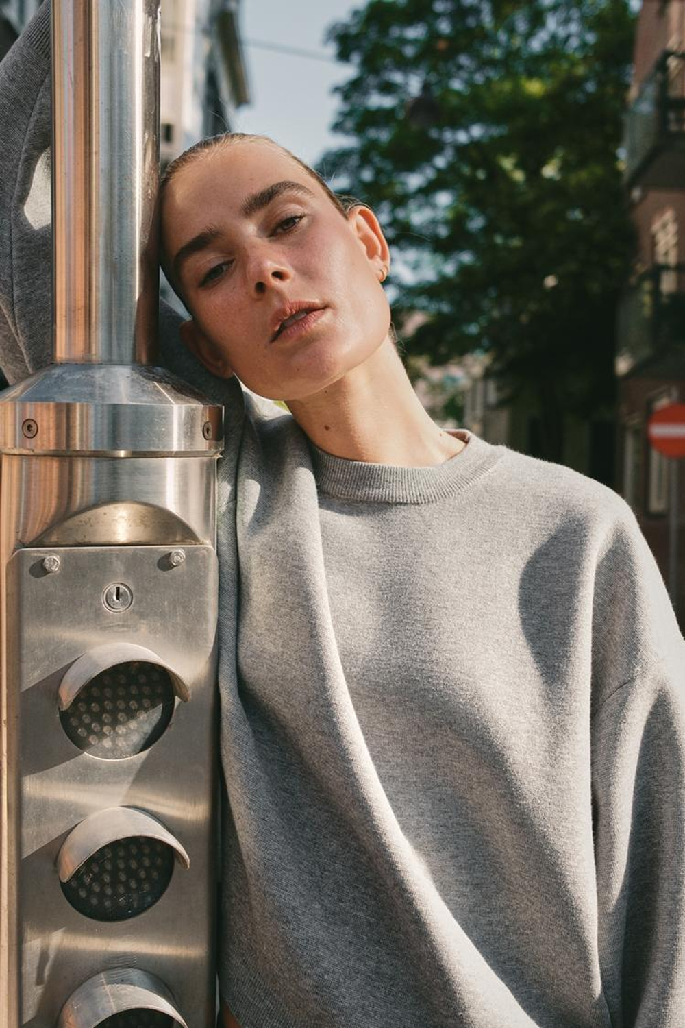 ZARA ТРИКОТАЖНАЯ ТОЛСТОВКА В РУБЧИК, СЕРЫЙ МЕЛАНЖ