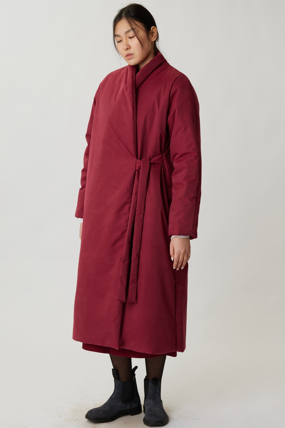 Зимнее пальто на запах из бордовой бархатистой мембраны