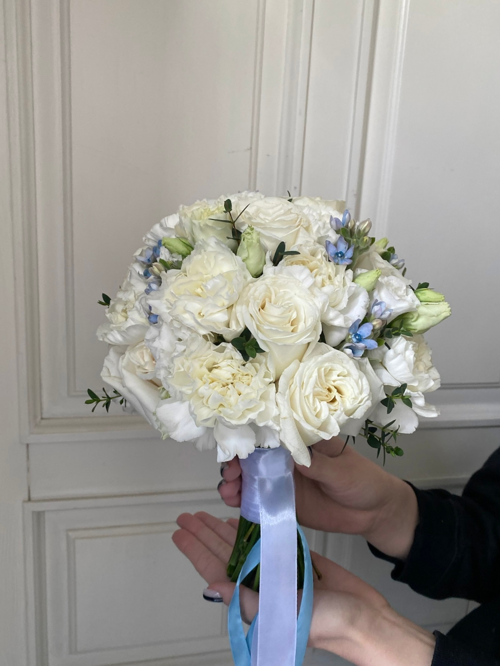 Свадебный букет из одноголовых роз, диантусов, оксипеталума и эвкалипта