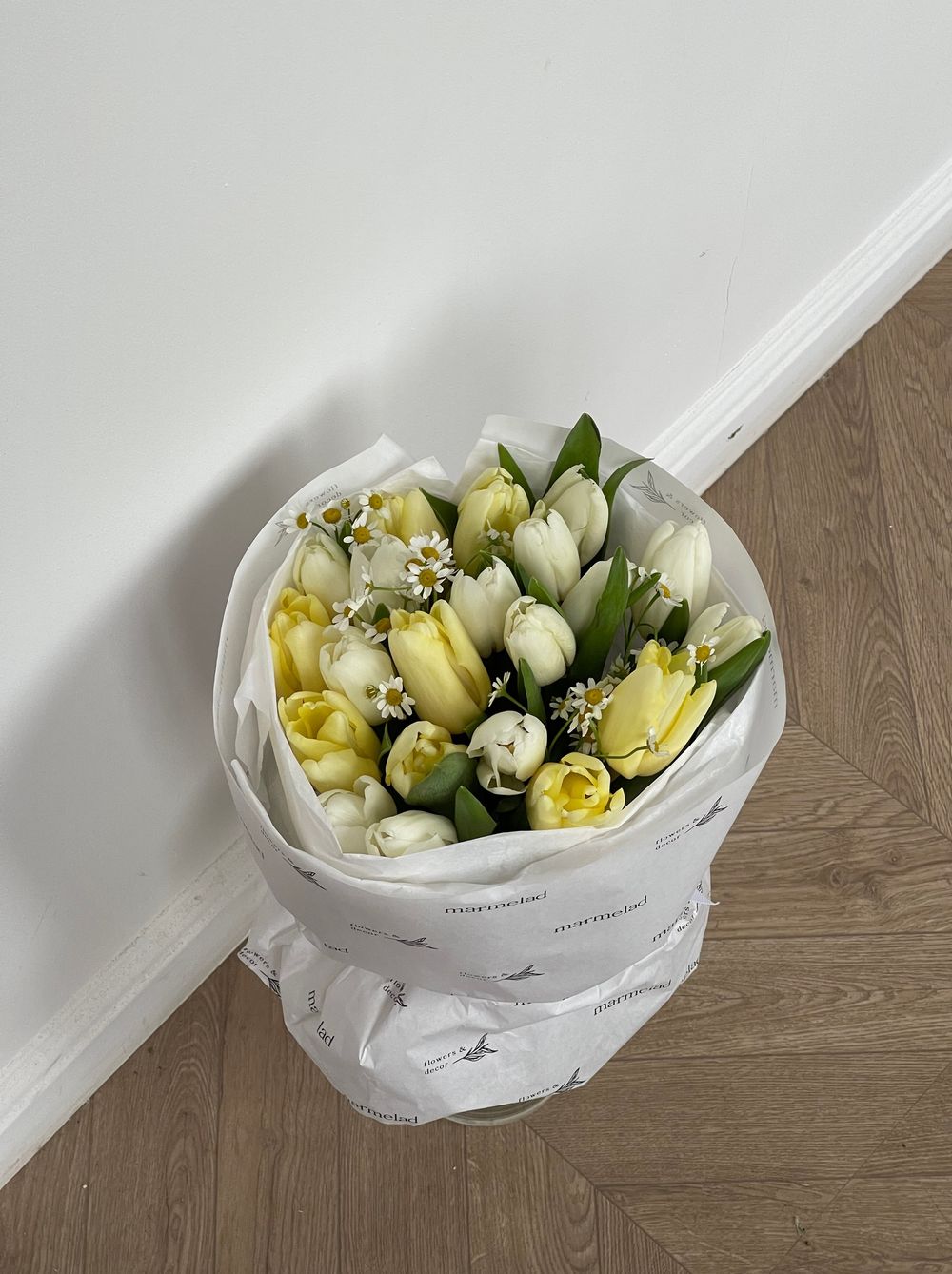 Букет из 21 белых, лимонных тюльпанов и ромашек