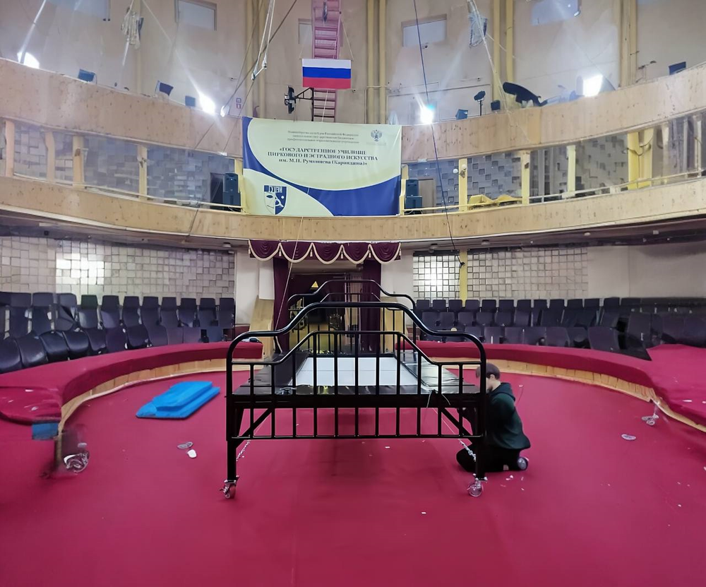 Батут - кровать гнутая рама, разборная на колесах с тормозами (овальный профиль) - соревновательная прошитая сетка