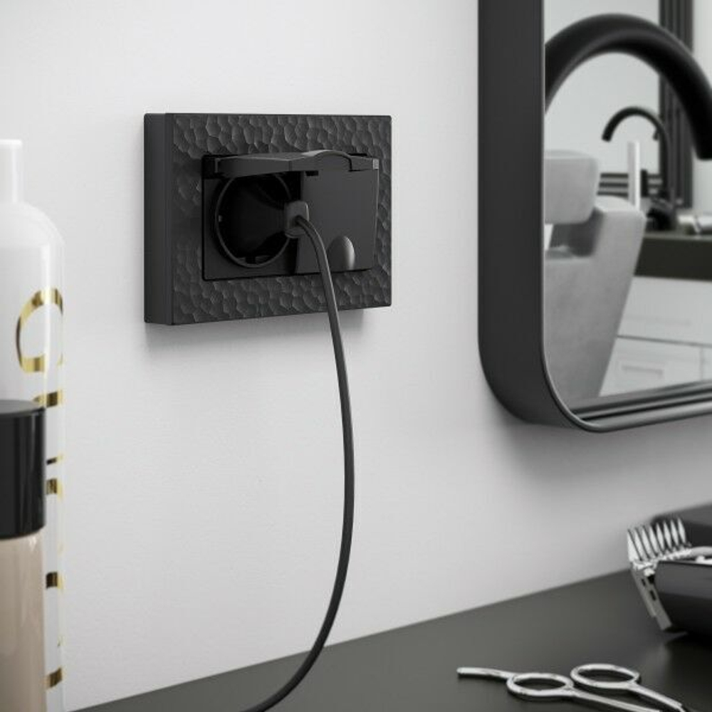 Розетка двойная влагозащ. с зазем. с защит. крышками и шторками (черный матовый)