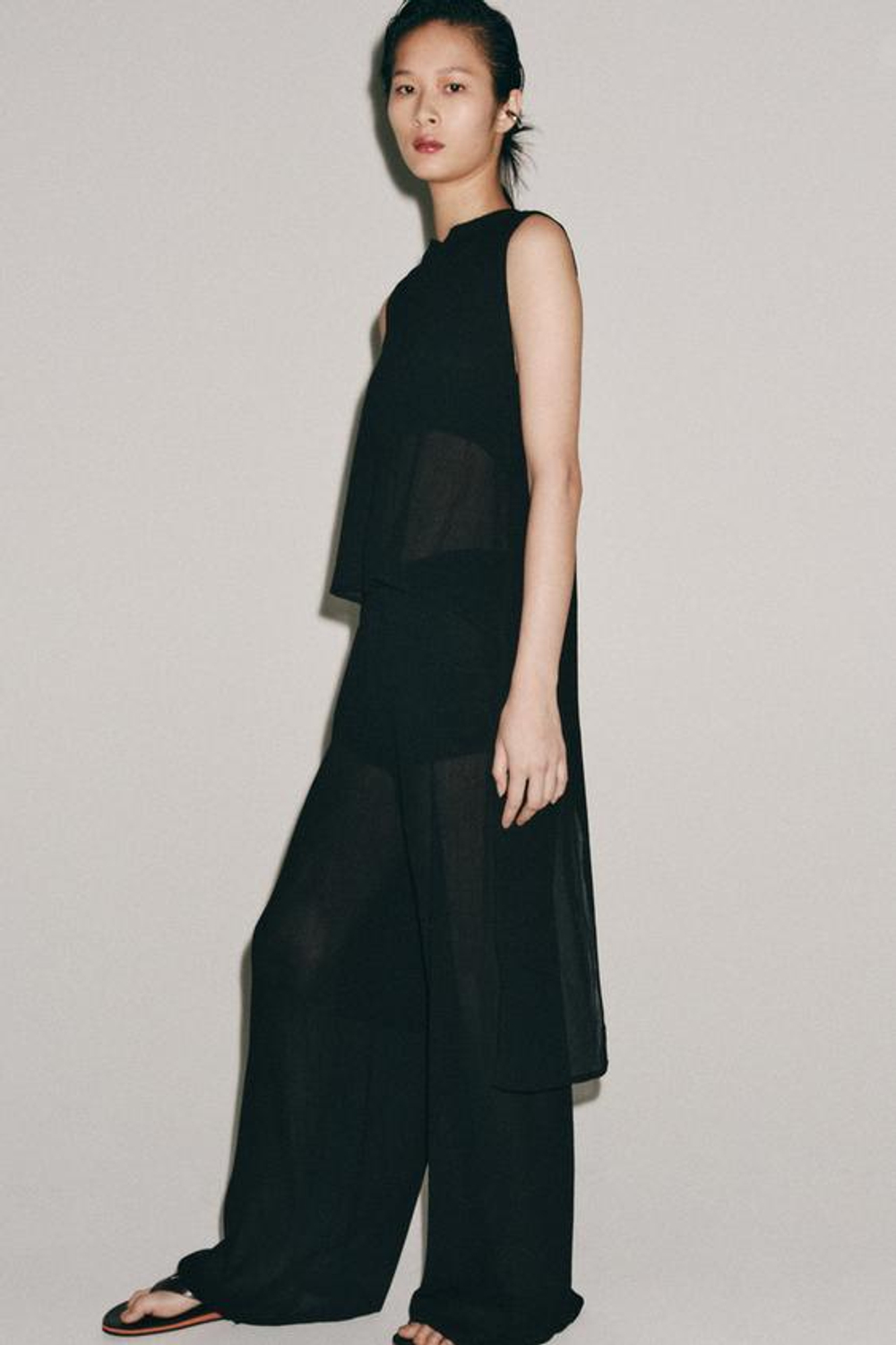 ZARA БРЮКИ ПРЯМОГО КРОЯ ИЗ СТРУЯЩЕЙСЯ ТКАНИ, ЧЕРНЫЙ