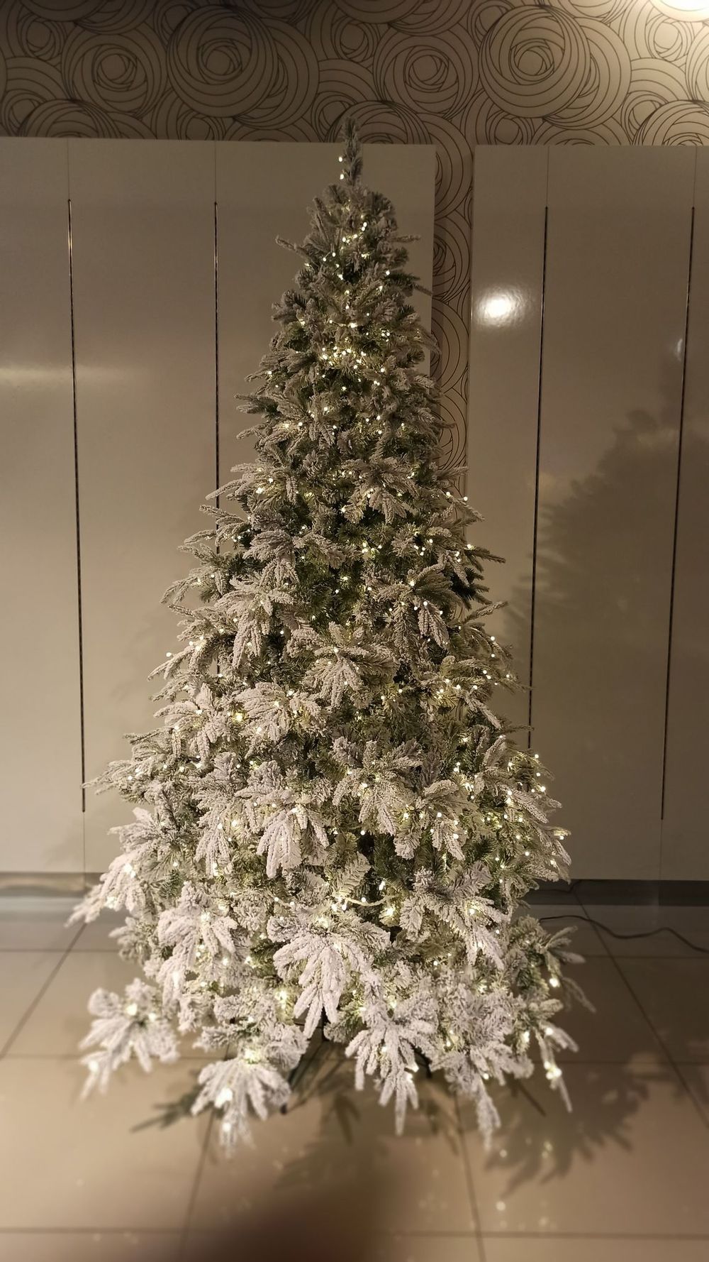 Заснеженная елка с гирляндой «Форесто» холодный свет (Литая+пвх) от 1.2 до 2.4 м