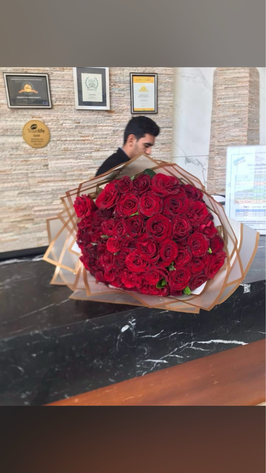 Букет из 57 Алых Роз