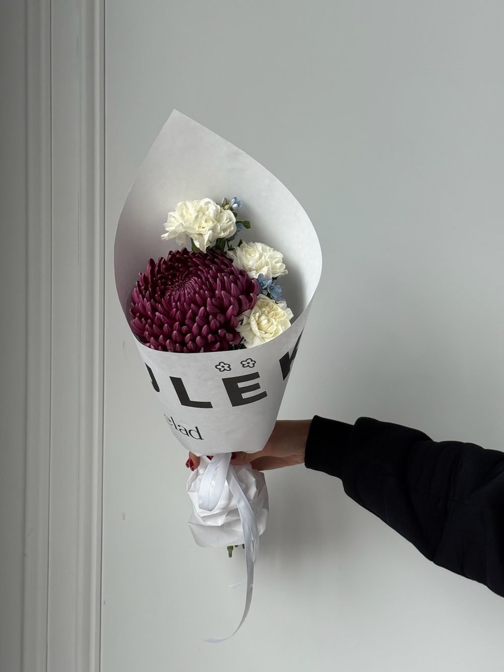 Кулек из одноголовой хризантемы, диантусов и оксипеталума