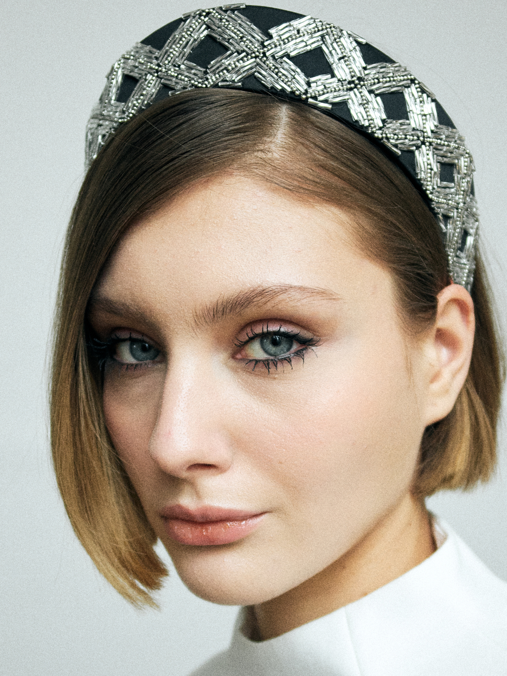 Кокошник S с серебристым стеклярусом