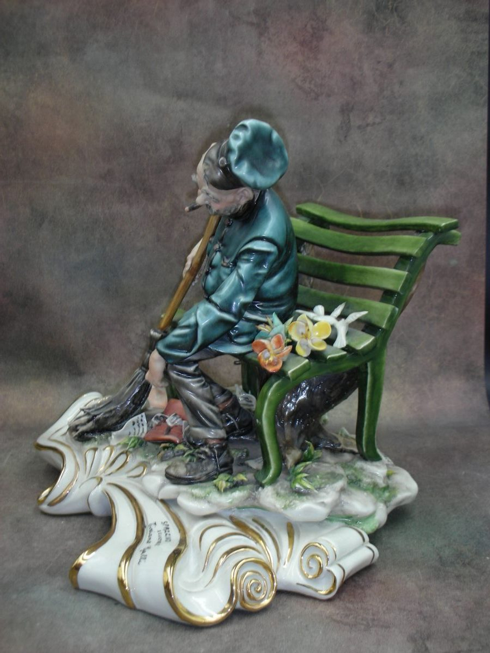 Статуэтка. Фарфор. Тихий страж двора. Capodimonte. Италия