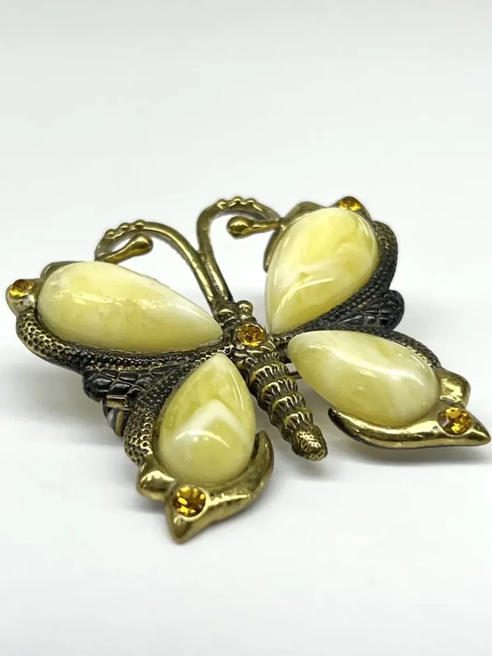 Бронзовая брошь на янтаре