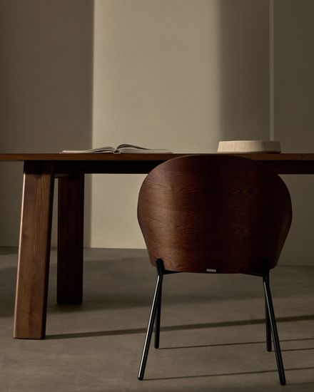 Стул Eamy из коричневой экокожи, ясеневого шпона с отделкой под орех и черного металла Испания La Forma