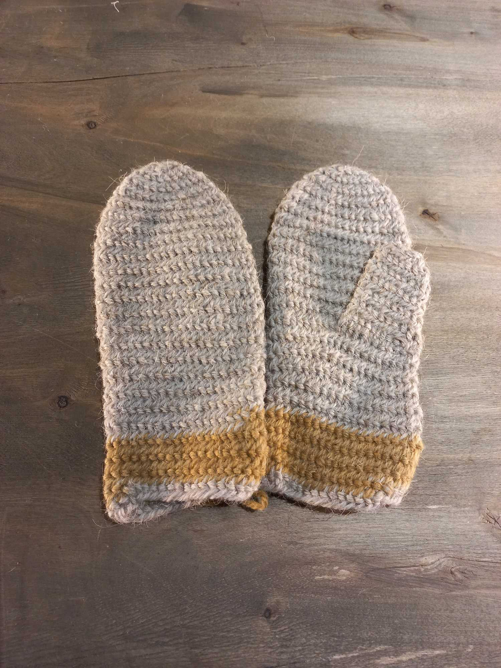 Варежки с песочной полосой