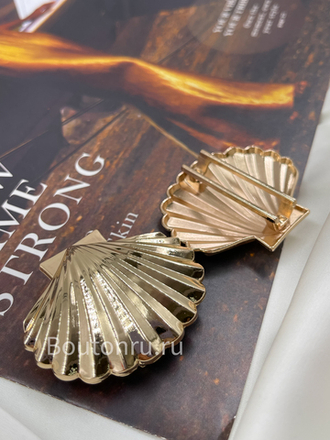 Брошь-зажим ракушка "Гребешок" для платка/купальника золотистая металлическая